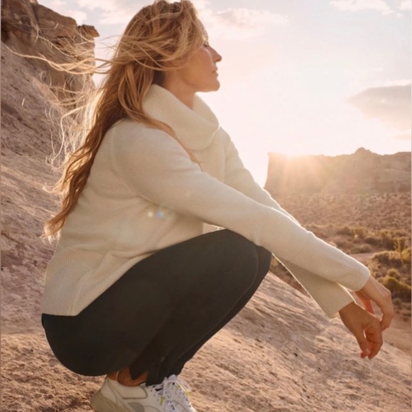 🎁NWT Athleta Alpine Turtleneck Sweater Size M - Picture 2 of 14